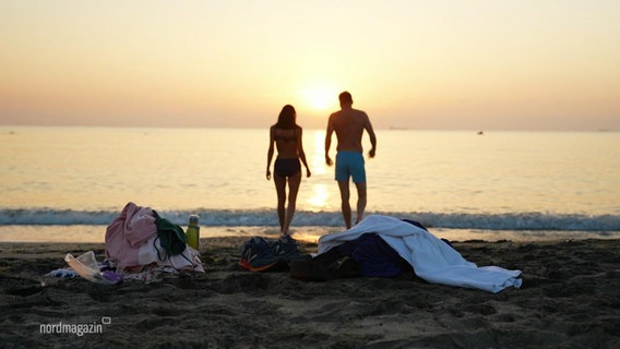 Zwei Menschen bei Sonnenuntergang am Strand. © Screenshot 