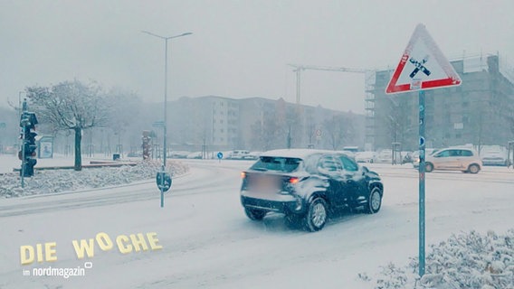 Ein zugeschneites Auto steht an einer zugeschneiten Kreuzung. © Screenshot 
