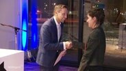 Marike Schreiber wird die Hand geschüttelt. © Screenshot 