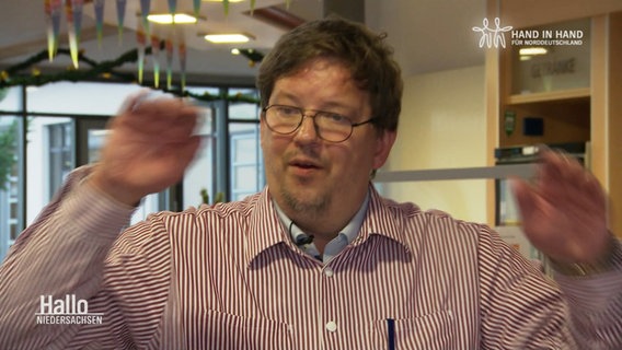 Ingo Fricke spricht mit Gebärden. © Screenshot 