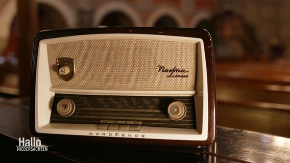 Ein altes Radio steht auf einem Tisch. © Screenshot 