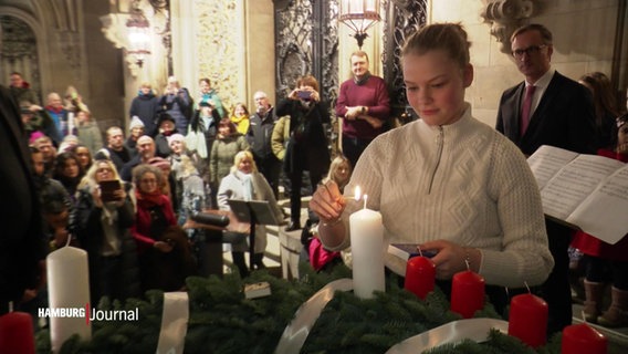Die erste Kerze des Adventskranzes im Hamburger Rathaus wird angezündet. © Screenshot 
