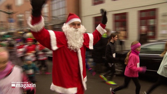 Ein Nikolaus beim Start des Adventslaufs. © Screenshot 