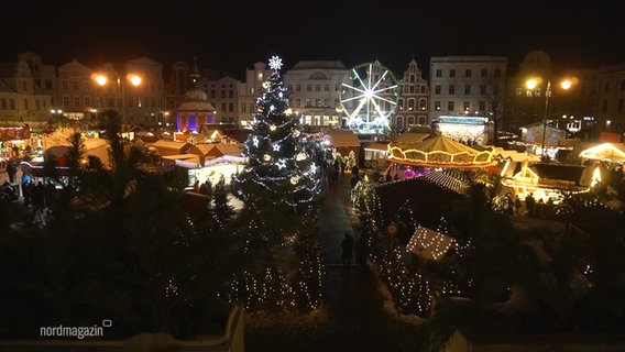 Der Wismarer Weihnachtsmarkt bei Nacht. © Screenshot 