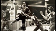 Ein altes Foto einer Handballspielerin, die zum Sprungwurf ausholt. © Screenshot 