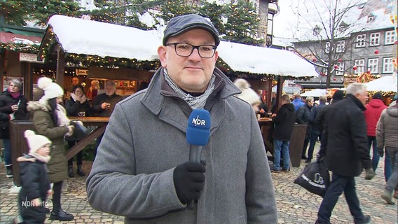 Jan Fragel auf einem Weihnachtsmarkt. © Screenshot 