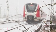 Eine S-Bahn fährt im Winter. © Screenshot 
