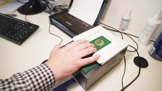 Ein ausländischer Pass wird gescannt. © Screenshot 