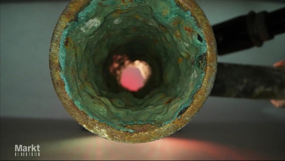 Das Innere einer korrodierten Wasserleitung. © Screenshot 