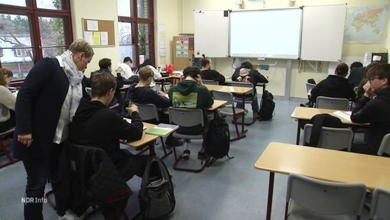 Jugendliche sitzen im Schulunterricht. © Screenshot 