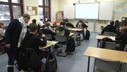 Jugendliche sitzen im Schulunterricht. © Screenshot 