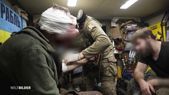 Ein Sanitäter versorgt einen Verwundeten. © Screenshot 