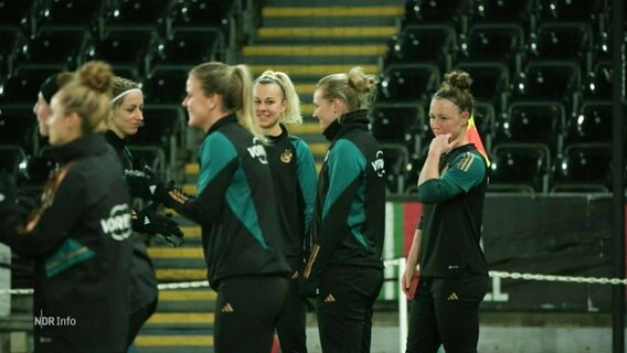 Die DFB-Frauennationalmannschaft bei einer Trainingseinheit. © Screenshot 