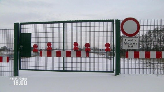 Ein Zaun versperrt die Zufahrt zu einem Autobahn Zubringer © Screenshot 