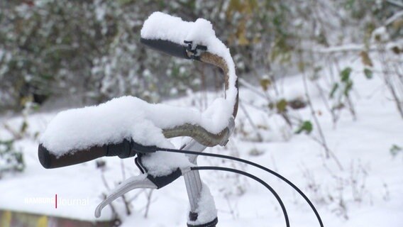 Schnee liegt auf einem Fahrradlenker. © Screenshot 