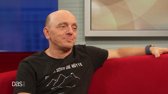 Moderator Bernhard Hoëcker © Screenshot 