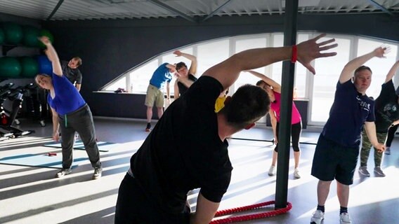 Die kleine Sportgruppe aus Waren beim Fitnesstraining. © Screenshot 