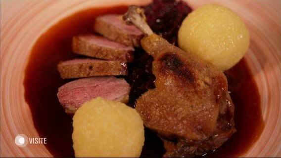 Ente mit Rotkohl und Klößen. © Screenshot 