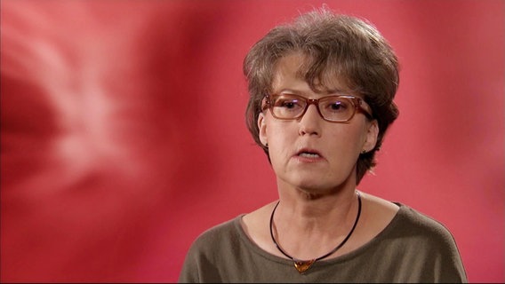 Eine Frau mit Brille spricht in die Kamera. © Screenshot 