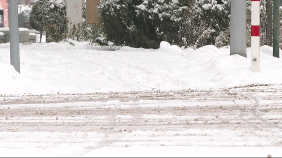 Eine schneebedeckte Straße. © Screenshot 