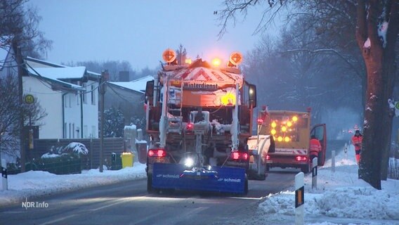 Räumfahrzeuge des Winterdienstes auf einer Straße im Einsatz. © Screenshot 