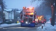 Räumfahrzeuge des Winterdienstes auf einer Straße im Einsatz. © Screenshot 