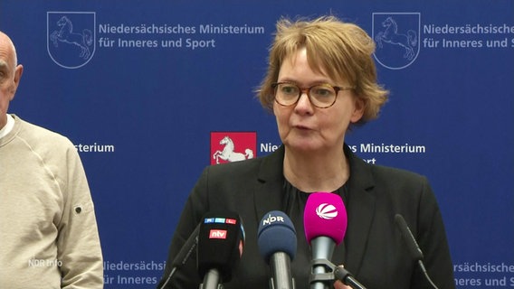 Daniela Behrens (SPD), Innenministerin Niedersachsen, bei einer Pressekonferenz. © Screenshot 