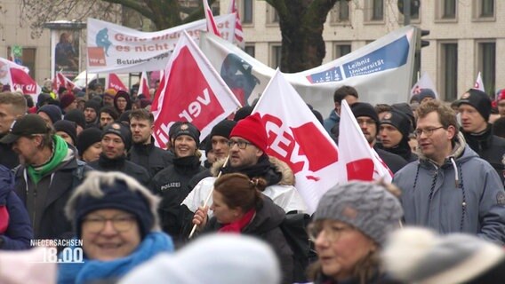 Eine Gruppe von Menschen streikt für bessere Arbeitsbedingungen. © Screenshot 
