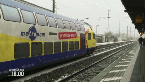 Ein Zug des Verkehrsunternehmens Metronom steht an einem Bahngleis. © Screenshot 