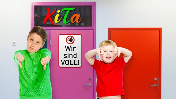 Kinder mit den Daumen nach unten zeigend vor einer verschlossenen KiTa. (extra 3 vom 06.12.2023 im NDR Fernsehen) © NDR 
