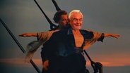 Die legendäre Szene aus "Titanic" mit Wolfgang Kubicki. (extra 3 vom 06.12.2023 im NDR Fernsehen) © NDR 