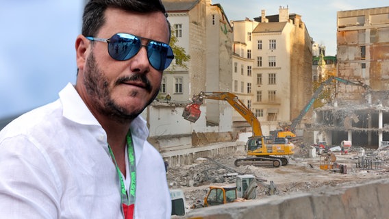 René Benko mit Sonnenbrille vor einer Baustelle. (extra 3 vom 06.12.2023 im NDR Fernsehen) © NDR 