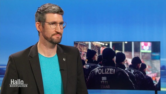 Kevin Komolka von der Gewerkschaft der Polizei im NDR Interview. © Screenshot 