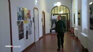 Ein junger Mann auf dem Flur im Gebäude der Hamburg Media School. © Screenshot 