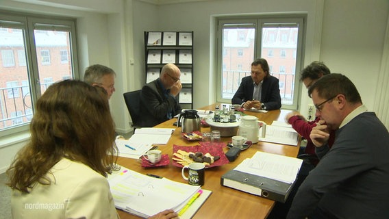 Die Angehörigen des Landesrechnungshofes um Präsidentin Martina Johannsen sitzen um einen Tisch. © Screenshot 