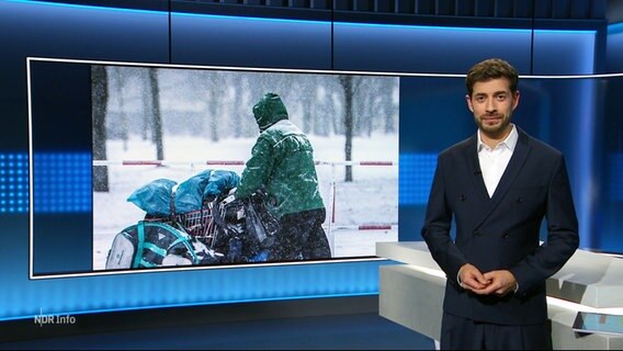 Daniel Anibal Bröckerhoff moderiert NDR Info um 21:45 Uhr. © Screenshot 