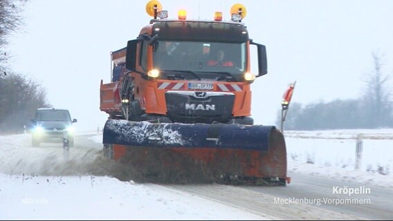 Ein Fahrzeug des Winterdienstes räumt eine Straße vom Schnee. © Screenshot 