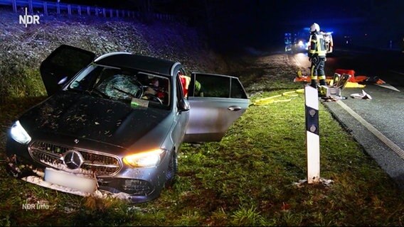 Ein Mercedes mit zerstörter Windschutzscheibe steht neben einer Straße. © Screenshot 
