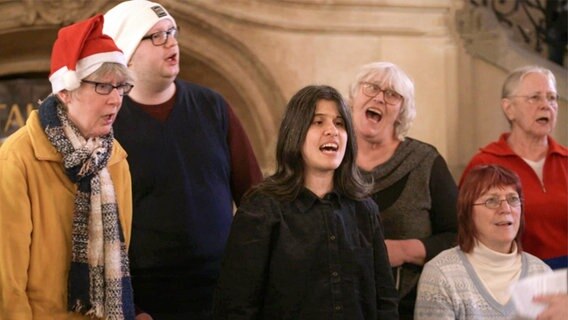 Der inklusive Chor der Lebenshilfe singt im Hamburger Rathaus. © Screenshot 