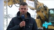 NDR Reporter Phillip Kamke berichtet aus Fehmarn. © Screenshot 