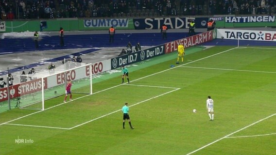 HSV Spieler im Stadion beim Elfmeterschießen im DFB Achtelfinale. © Screenshot 
