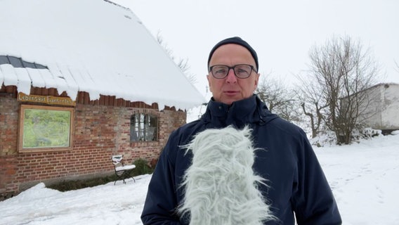 Stefan Kreibohm steht vor einer Schneelandschaft und moderiert das Wetter. © Screenshot 