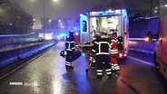 Einsatzkräfte an einer Unfallstelle in Hamburg. © Screenshot 