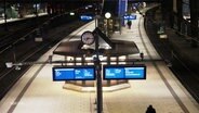 Ein leerer Bahnsteig in einer Bahnhofshalle. © Screenshot 