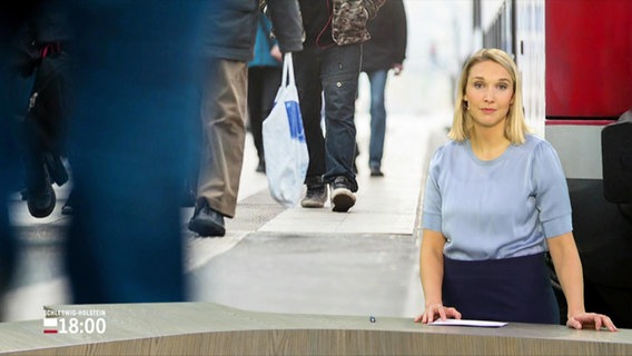 Moderatorin Alexandra Bauer steht im Studio. © Screenshot 