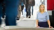 Moderatorin Alexandra Bauer steht im Studio. © Screenshot 