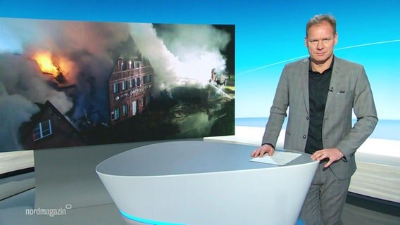 Moderator Thilo Tautz steht im Studio. © Screenshot 
