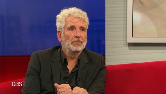 Dirk Stermann zu Gast auf dem roten Sofa. © Screenshot 