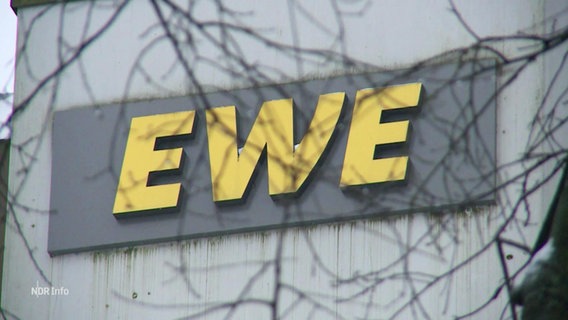 Das Logo von EWE an einer Häuserwand. © Screenshot 