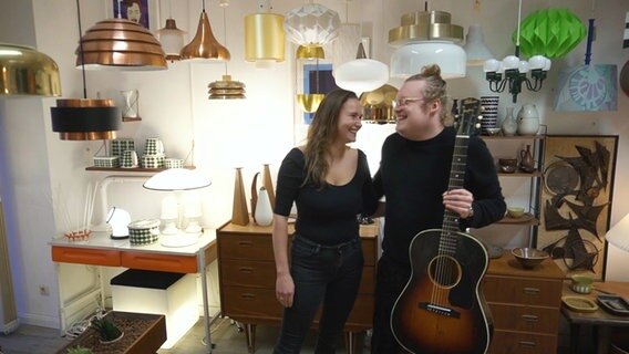 Annika und Matthias Güthner stehen in ihrem Ladengeschäft "Mr. & Mrs. Marvellous" in Wismar. © Screenshot 